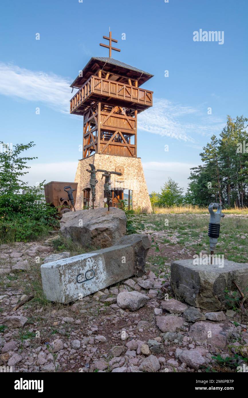 Hölzerner Aussichtsturm oder Aussichtsturm Haj. Nova Bana. Slowakei. Stockfoto