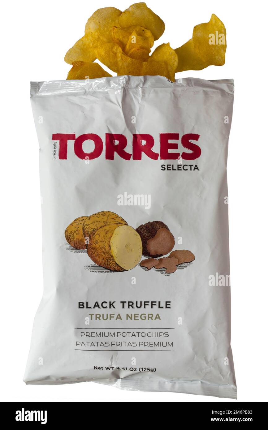 Eine Packung Torres Selecta Black Trüffle Premium Kartoffelchips, die mit verschüttetem Inhalt auf weißem Hintergrund geöffnet wurde Stockfoto