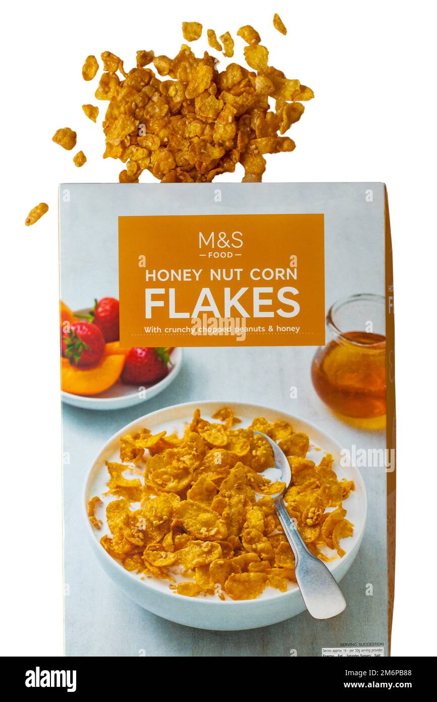 Karton mit Honignuss-Cornflakes mit knusprigen gehackten Erdnüssen und Honiggetreide von M&S, geöffnet mit verschüttetem Inhalt auf weißem Hintergrund Stockfoto