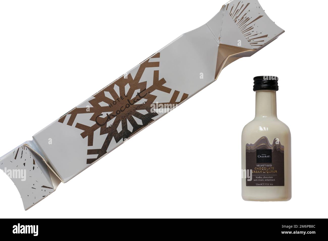 Miniaturflasche mit samtiger Schokoladencreme, Likör, Wodka, Schokolade und Sahne, aus der Chocolat Premium Cracker-Auswahl des Hotels auf Weiß Stockfoto