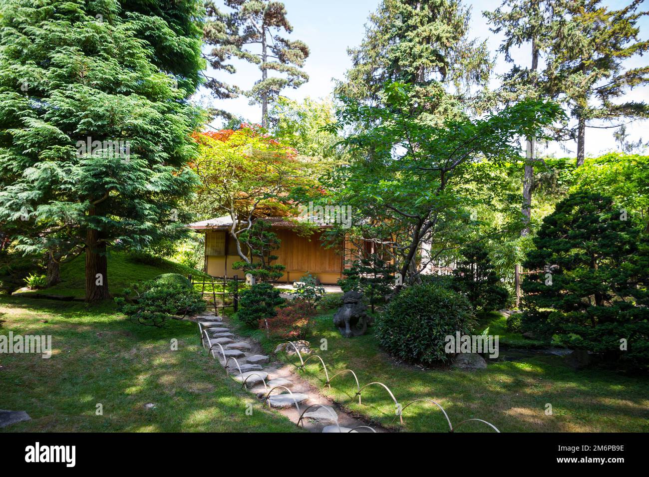Altes traditionelles Holzhaus in einem japanischen Garten Stockfoto