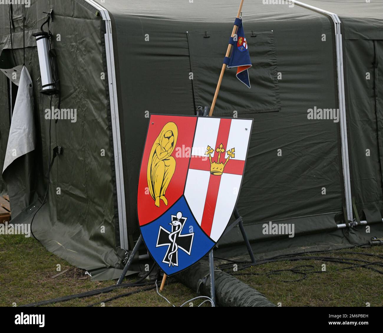 Bundeswehr-Crest des Sanitaetsregiments 2 auf dem Flugplatz im Manövertrainingsbereich. Die Übung ist Teil des Defender 22. DEFENDER-Europe ist ein jährliches großes US-Unternehmen Von der Armee angeführte, multinationale, gemeinsame Übung, die darauf abzielt, Bereitschaft und Interoperabilität zwischen US-, NATO- und Partnermilitaren aufzubauen. Das Original wurde auf die Rückseite einer Karte gemalt und an Weihnachten 1942 in einem Bunker von Stalingrad von einem deutschen Chirurgen an einer Wand befestigt. Der rechte Teil symbolisiert die Stadt Koblenz, wo die Einheit stationiert ist. Blau ist die Farbe von Stockfoto