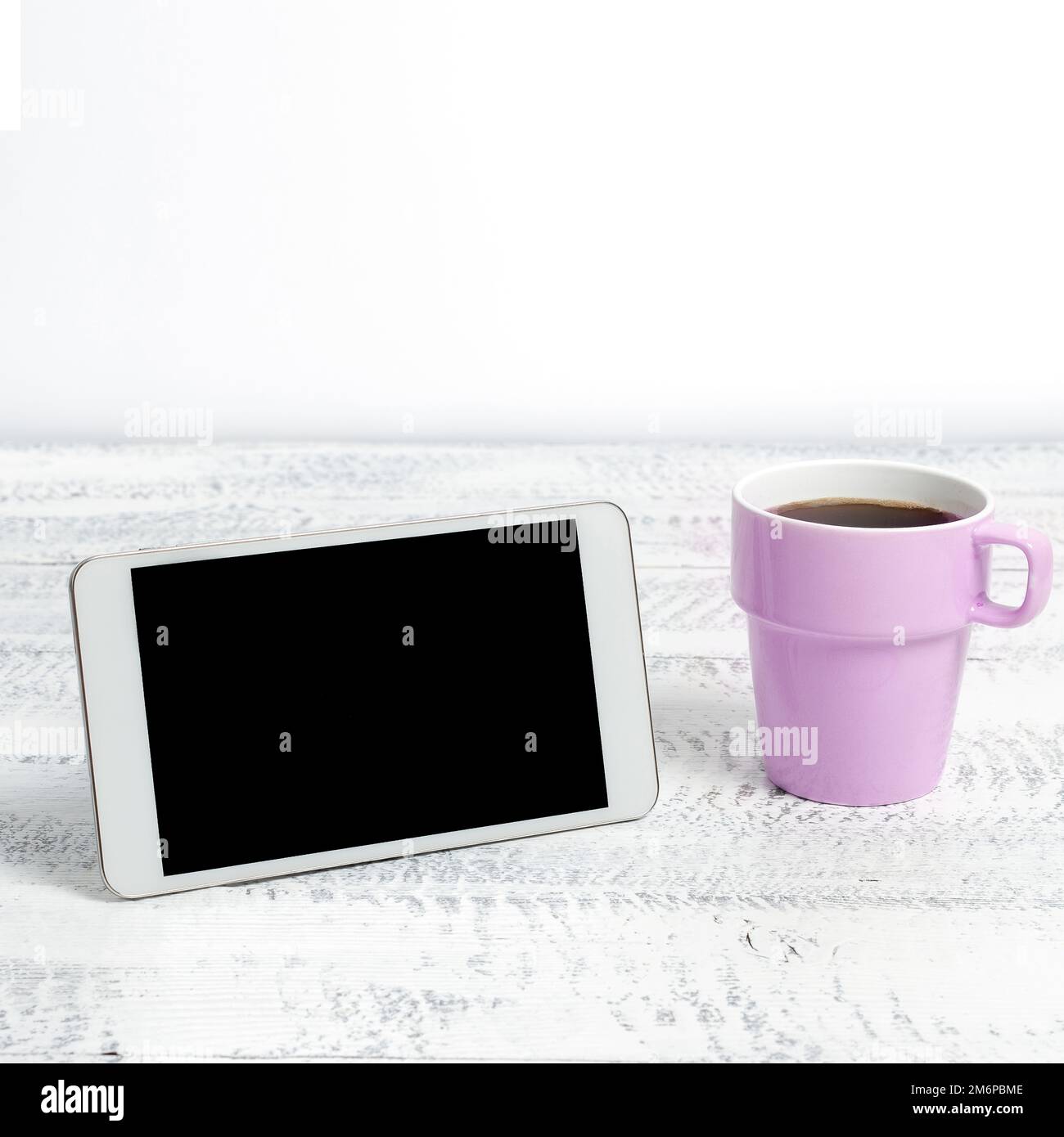 Mobiltelefonbildschirm Mit Wichtigen Nachrichten Am Schreibtisch Mit Kaffee, Stift Und Tastatur. Grausame Informationen Auf Dem Handy Auf Dem Tisch Wit Stockfoto