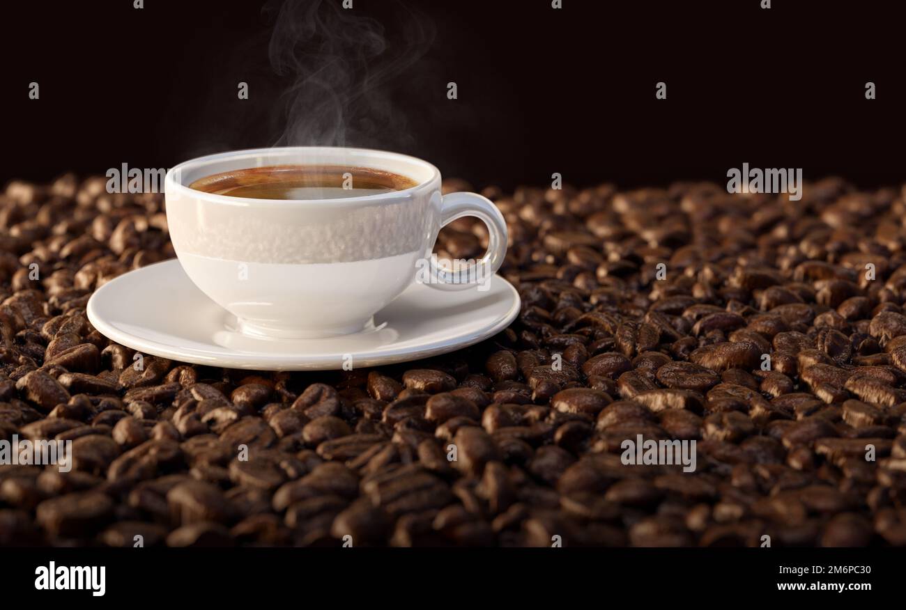 Heiße schwarze aromatische Kaffeetasse, frisch glänzend geröstete arabica- oder Robusta-Bohnen, dunkle Zusammensetzung, Designhintergrund. Aroma-Crema-Espresso Stockfoto