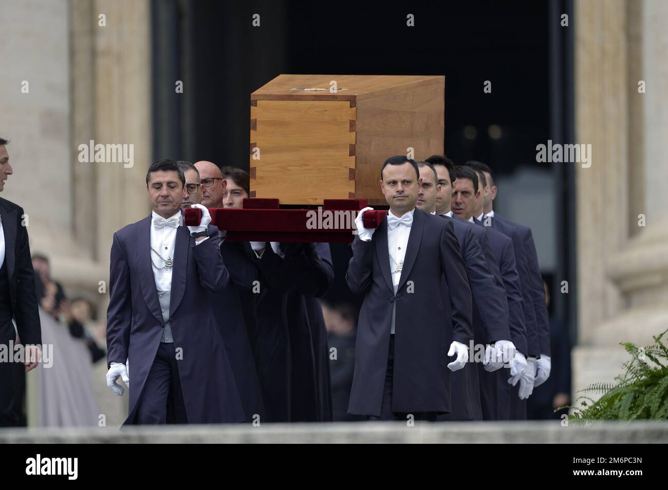 Vatikanstadt, Vatikanstadt. 05. Januar 2023. Der Sarg von Papst Emeritus Benedict XVI wird auf seiner Bestattungsmesse in St. Petersplatz am Donnerstag, den 5. Januar 2023 in der Vatikanstadt. Foto: Vatikan Pool/Guthaben: UPI/Alamy Live News Stockfoto