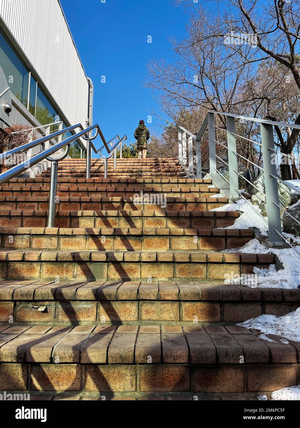 Blick auf den Himmel vom unteren Ende der Treppe Stockfoto