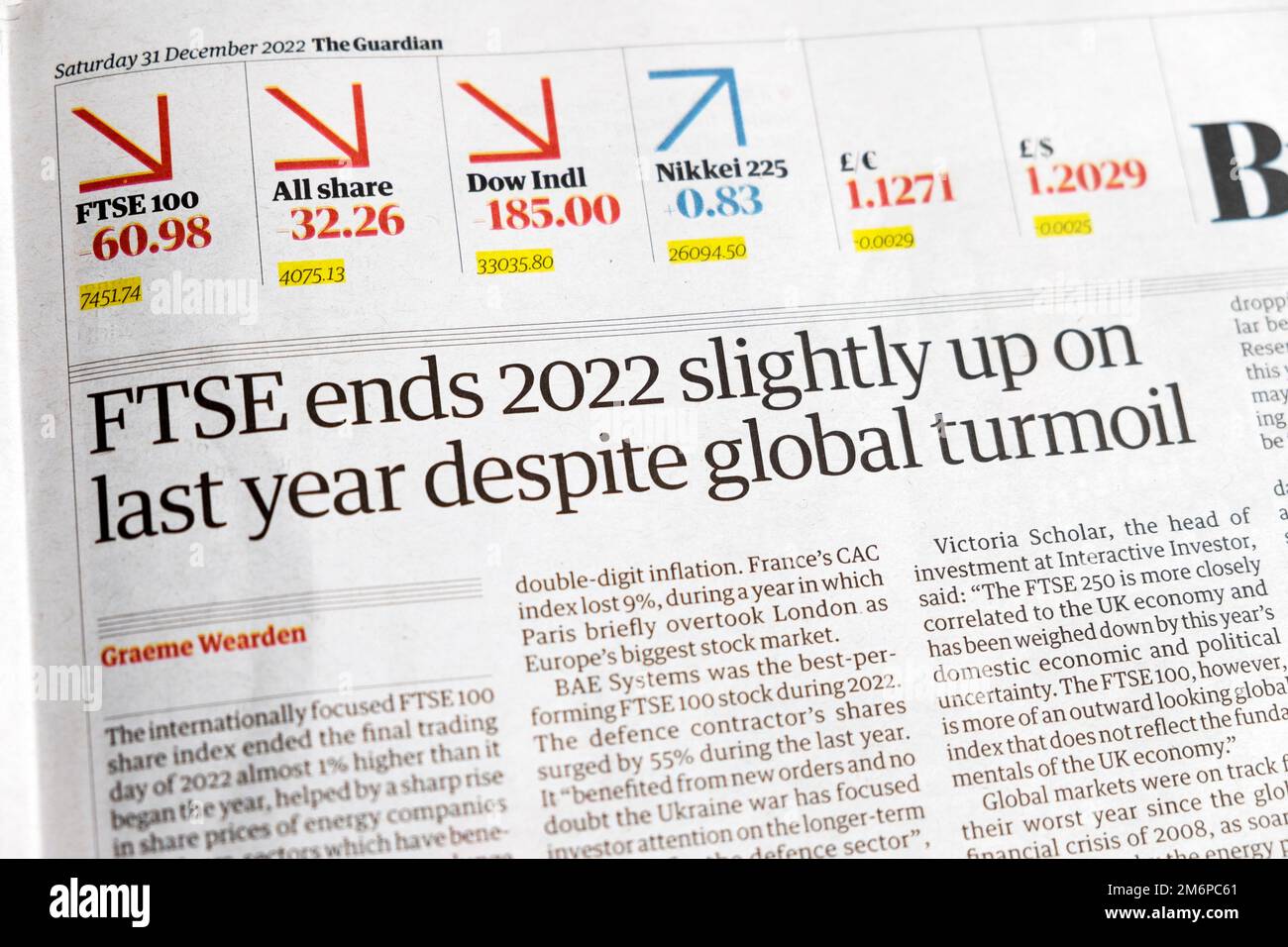 „FTSE endet 2022 trotz globaler Turbulenzen leicht höher als letztes Jahr“, Schlagzeile der Zeitung Guardian, Artikel der Business Section, 31. Dezember 2022, London UK Stockfoto