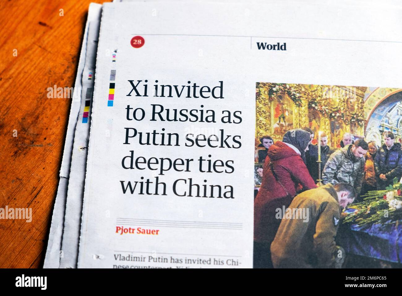 „XI eingeladen nach Russland, da Putin engere Beziehungen zu China sucht“, „Guardian“, „Pressemitteilung“, Artikel 31. Dezember 2022, London England UK Stockfoto