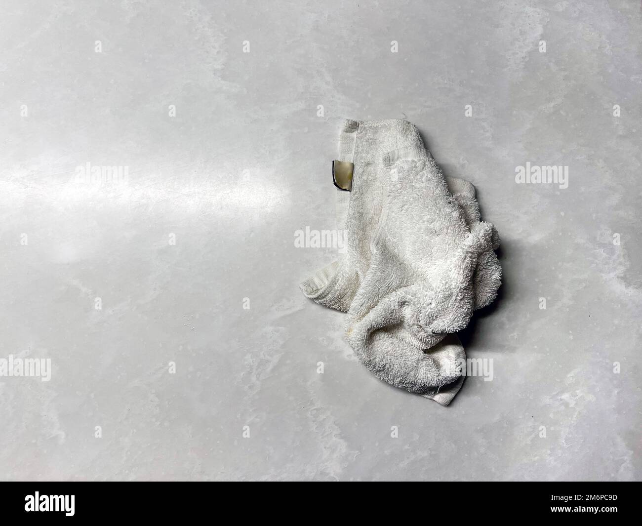 Dreckiger Geschirrspüler auf dem Marmortisch Stockfoto