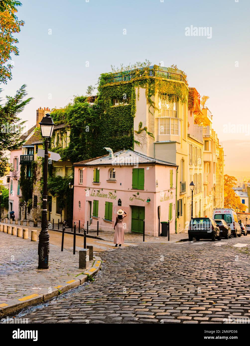Straßen von Montmartre Paris Frankreich am frühen Morgen mit Cafés und Restaurants, La Maison Rose Stockfoto