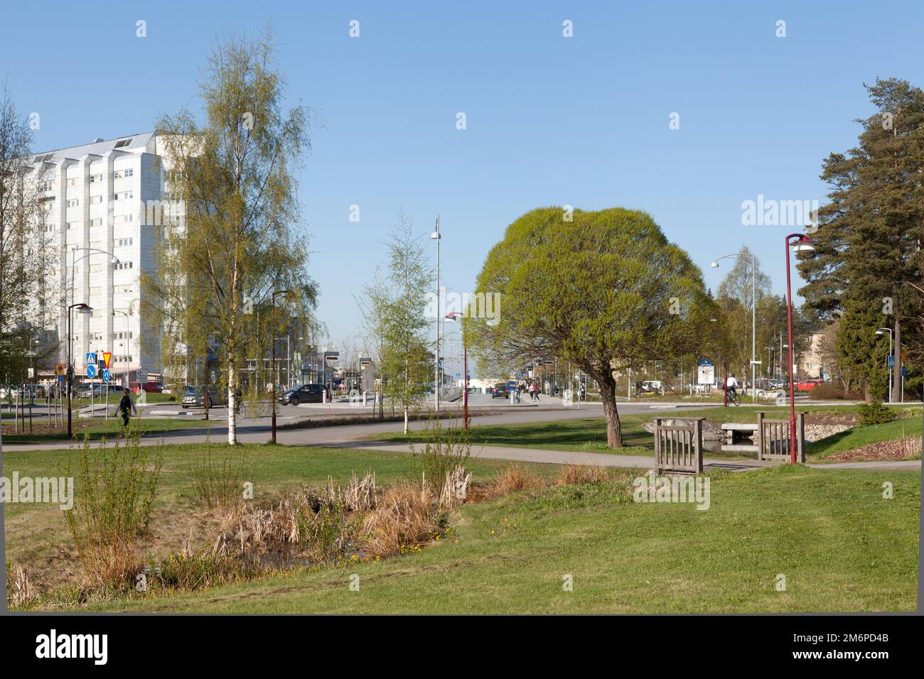 UMEA, SCHWEDEN, AM 21. MAI 2014. Einfahrt nach Norden zum Regions Hospital, NUS im Morgenverkehr. Nicht identifizierte Personen. Editorial use. Stockfoto