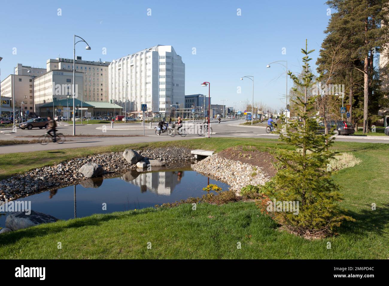 UMEA, SCHWEDEN, AM 21. MAI 2014. Einfahrt nach Norden zum Regions Hospital, NUS im Morgenverkehr. Nicht identifizierte Personen. Editorial use. Stockfoto