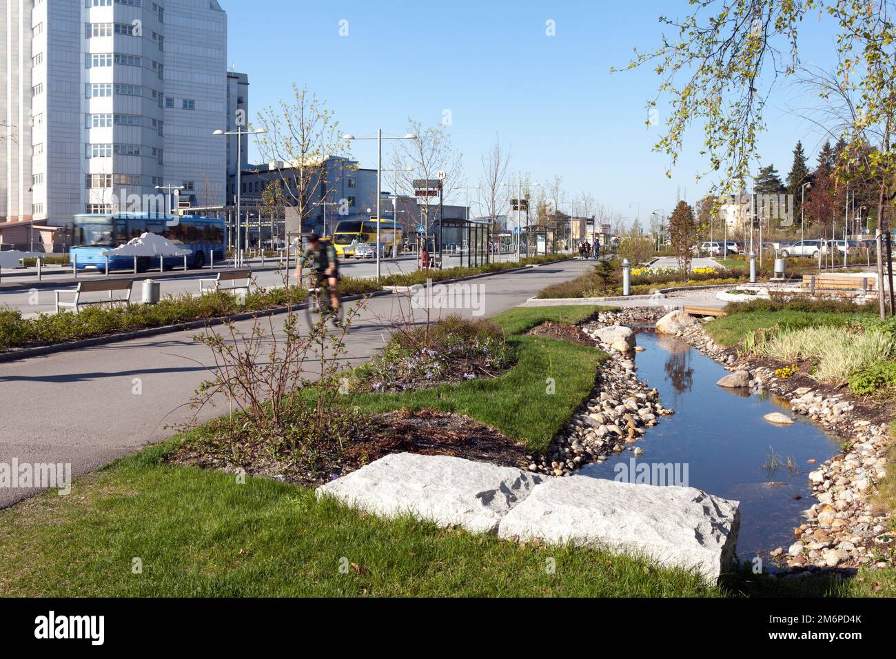 UMEA, SCHWEDEN, AM 21. MAI 2014. Einfahrt nach Norden zum Regions Hospital, NUS im Morgenverkehr. Nicht identifizierte Personen. Editorial use. Stockfoto