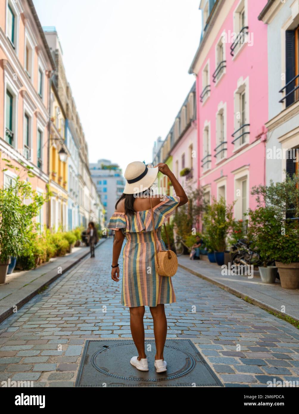 Junge Frauen auf einer Stadtreise durch Paris, die die farbenfrohen Straßen von Paris besuchen, die Cremieux Street Rue Cremieux Stockfoto