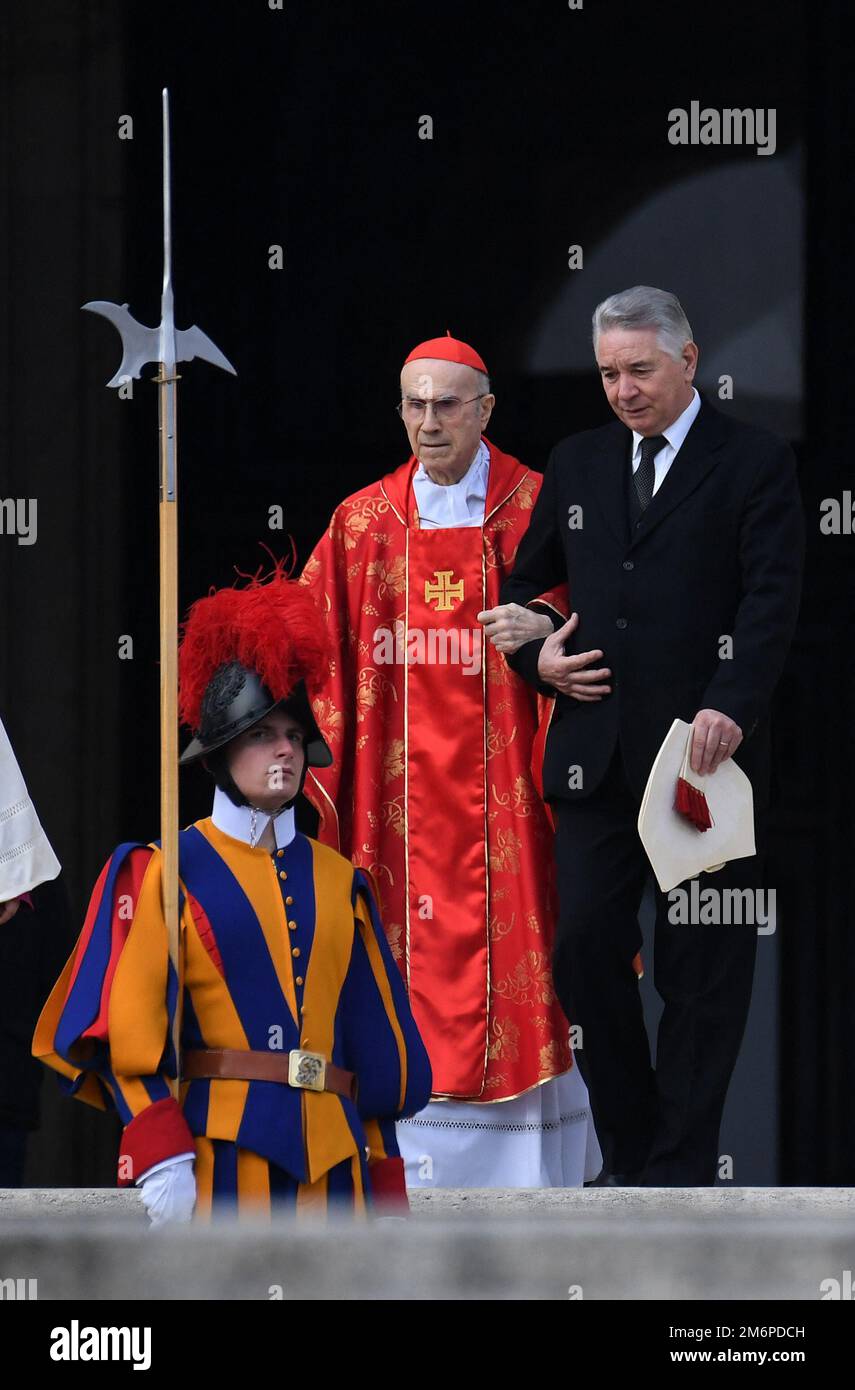 Der Italienische Kardinal Tarcisio Bertone Nimmt An Der