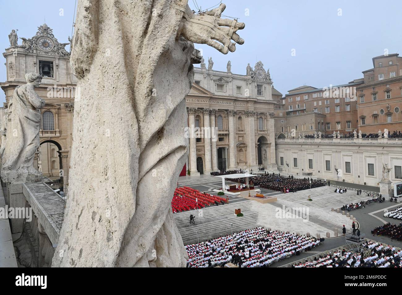 Papst Franziskus feiert am 5. Januar 2022 im Vatikan die Bestattungsmesse für Papst Emeritus Benedict XVI. Papst Franziskus würdigte seinen Vorgänger bei einer Beerdigung, an der Zehntausende Traueropfer in St. Petersplatz. Die Beerdigung war das erste Mal in der Neuzeit, dass ein Pontifex die Beerdigung seines Vorgängers geleitet hatte. Foto: Eric Vandeville/ABACAPRESS.COM Stockfoto