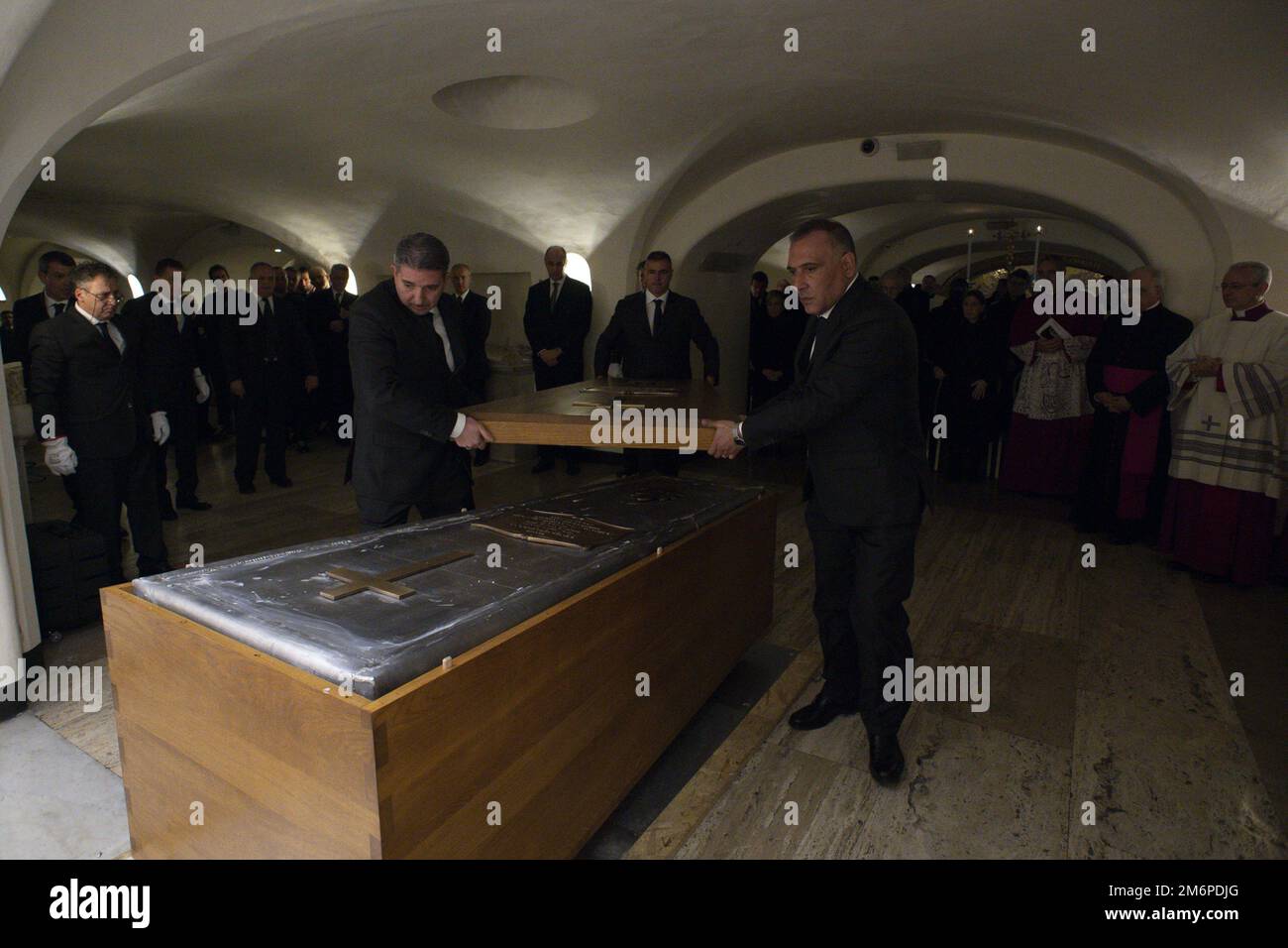 Vatikanstadt, Vatikanstadt. 05. Januar 2023. Das Begräbnis von Papst Emeritus Benedict XVI t St. Petersplatz am Donnerstag, den 5. Januar 2023 in der Vatikanstadt. Foto: Vatikan Pool/Spaziani/Guthaben: UPI/Alamy Live News Stockfoto