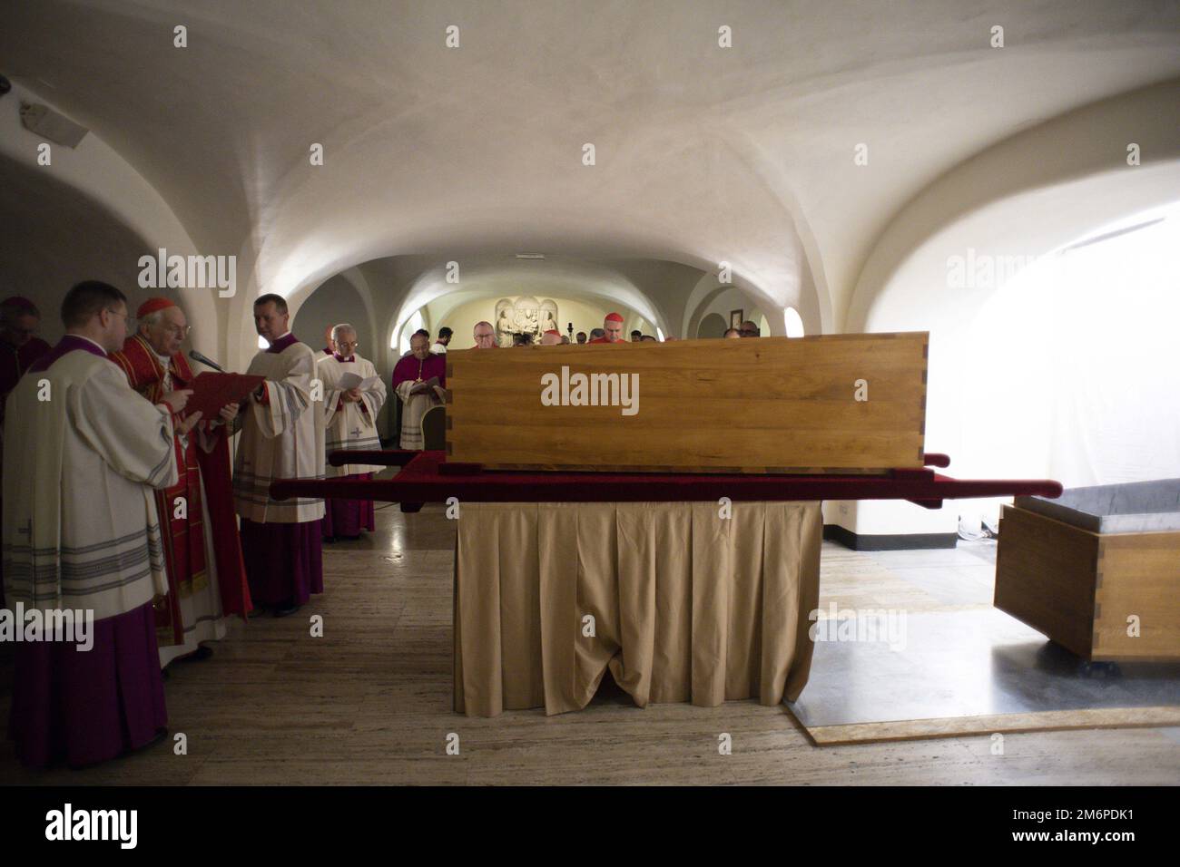 Vatikanstadt, Vatikanstadt. 05. Januar 2023. Das Begräbnis von Papst Emeritus Benedict XVI t St. Petersplatz am Donnerstag, den 5. Januar 2023 in der Vatikanstadt. Foto: Vatikan Pool/Spaziani/Guthaben: UPI/Alamy Live News Stockfoto