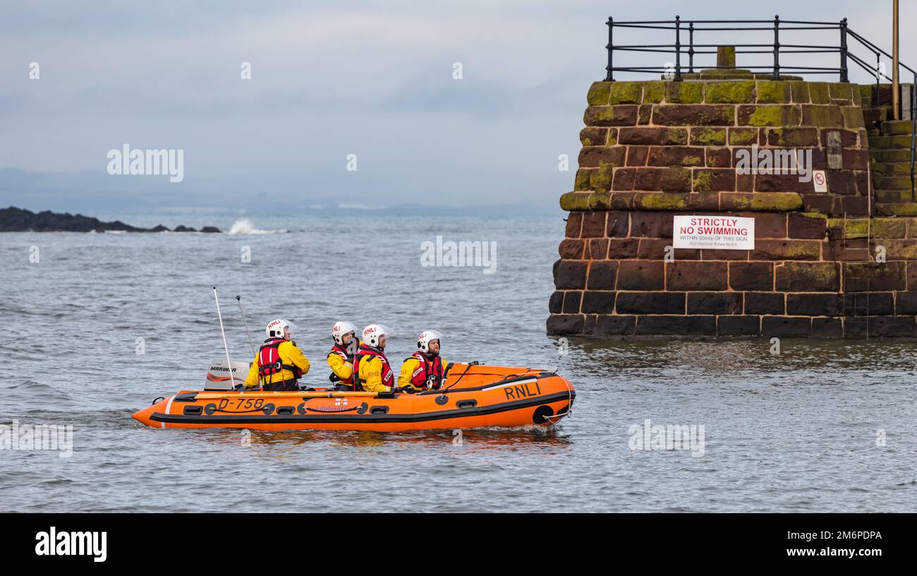 Royal National Lifeboat Institution (RNLI), starres Schlauchboot, Firth of Forth Sea, North Berwick, East Lothian, Schottland, Vereinigtes Königreich Stockfoto