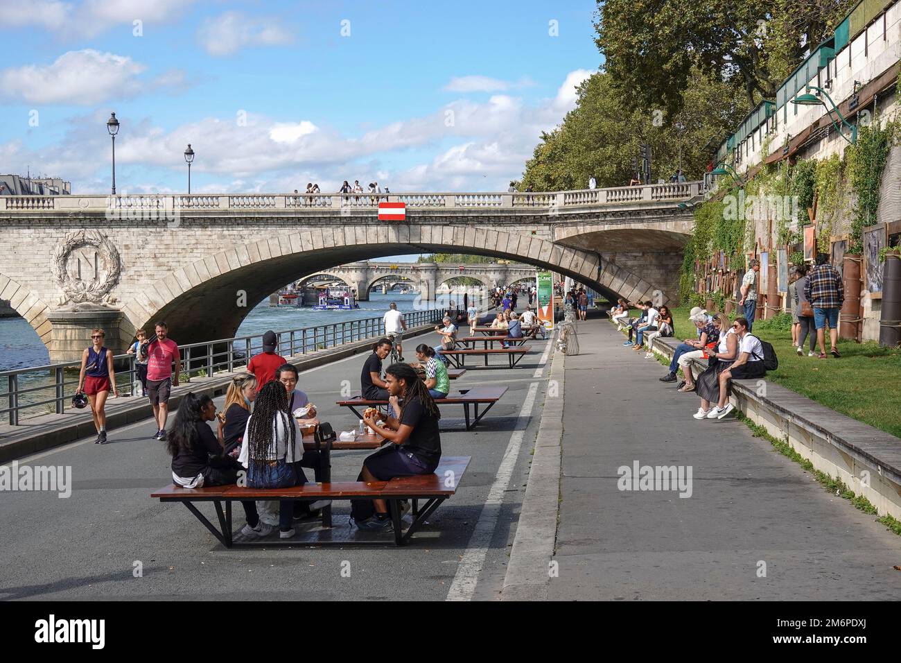 Frankreich, Paris, Menschen entspannen und Kunstausstellung entlang der seine Flussufer Foto © Fabio Mazzarella/Sintesi/Alamy Stock Photo Stockfoto