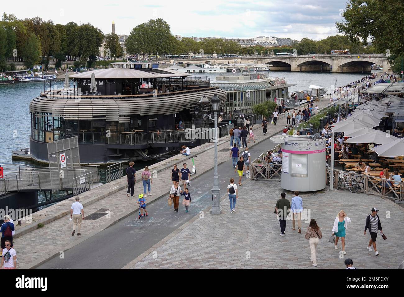 Frankreich, Paris, Flussboot, schwimmendes Restaurant und Menschen, die sich am Ufer der seine entspannen Foto © Fabio Mazzarella/Sintesi/Alamy Stock Photo Stockfoto