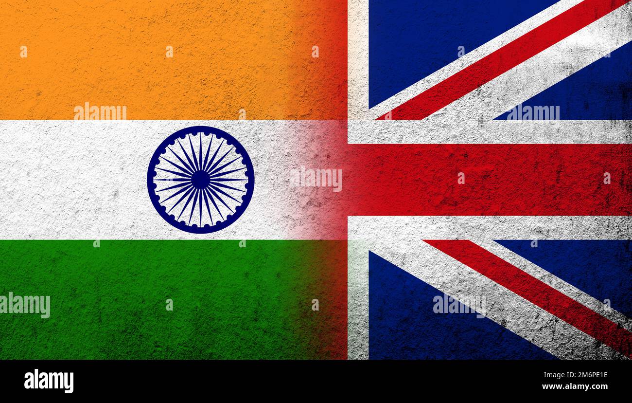 Nationalflagge des Vereinigten Königreichs (Großbritannien) Union Jack mit der Republik Indien Nationalflagge. Grungen Hintergrund Stockfoto