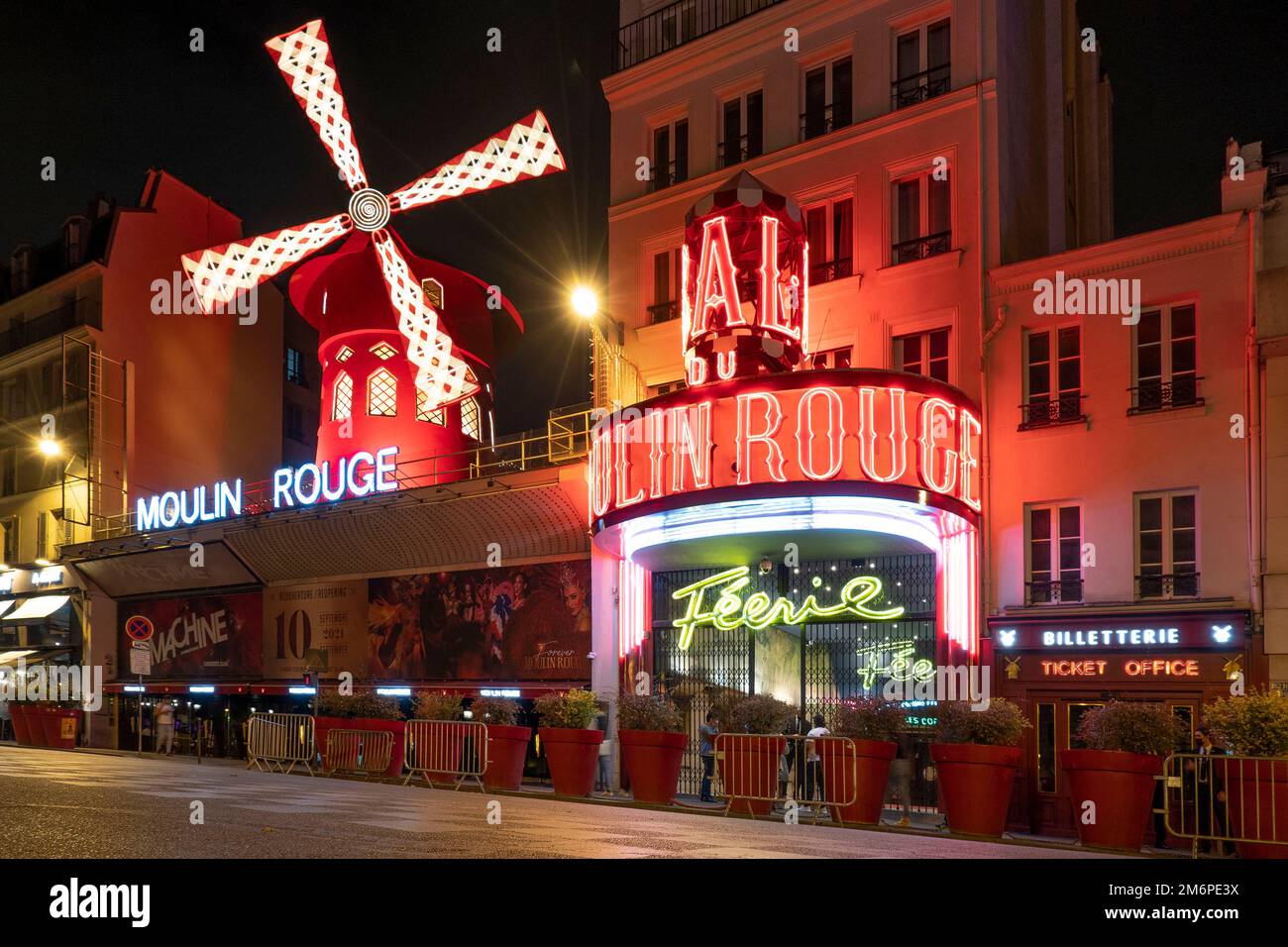 Frankreich, Paris, Theater Moulin Rouge bei Nacht, Moulin Rouge ist ein Kabarett in Paris, am besten bekannt als der Geburtsort der modernen Form des Can-Can-Tanzes Stockfoto