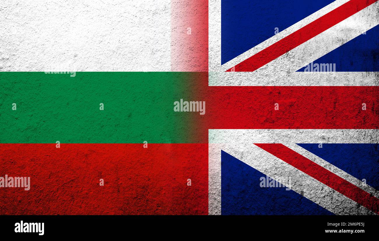 Nationalflagge des Vereinigten Königreichs (Großbritannien) Union Jack mit der Republik Bulgarien Nationalflagge. Grungen Hintergrund Stockfoto
