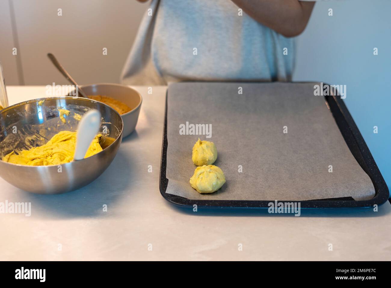 Keksbrot vor dem Backen mit Zucker zubereiten und Teig von Hand zu einer Kugel Formen Stockfoto