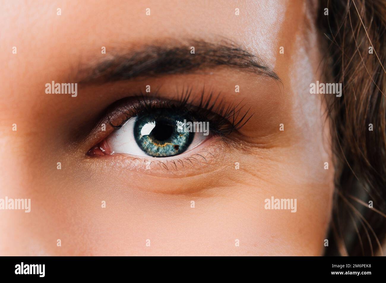 Nahaufnahme einer Frau mit blauem Auge, die in die Kamera schaut. Stockfoto