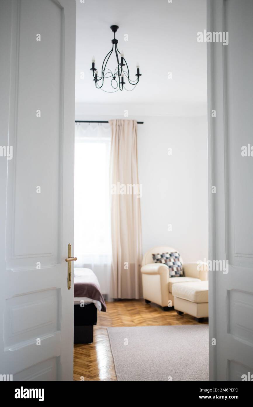 Alte weiße Tür, die zum Schlafzimmer führt Stockfoto