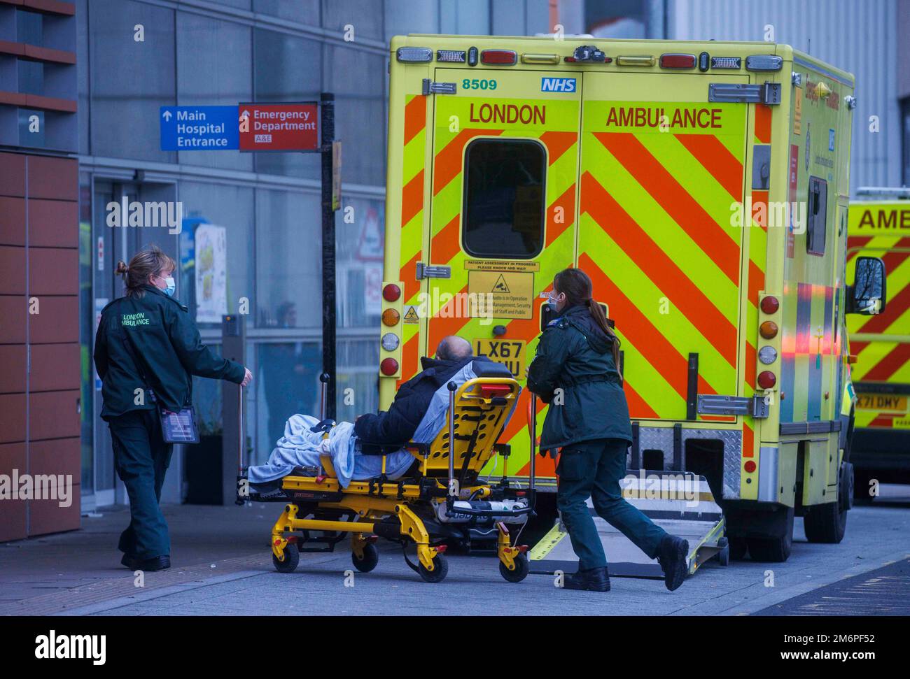 London, UK 5 Jan 2023 Ambulanzmitarbeiter im Royal London Hospital in Whitechapel, London. Der Druck auf den NHS ist unerträglich und nicht nachhaltig, so die British Medical Association (BMA), die Ärzte vertritt. Der Vorsitzende des BMA-rates, Professor Phil Banfield, hat die Regierung aufgefordert, sich zu engagieren und unverzüglich Maßnahmen zur Lösung der Krise zu ergreifen. Krankenhäuser stehen vor steigenden Anforderungen, die nach Ansicht von Experten teilweise von Winterkrankheiten wie Grippe und Covid angetrieben werden. Die Regierung sagte, sie habe den Druck erkannt, dem der NHS ausgesetzt war. Kredit: Mark Thomas/Alamy Live News Stockfoto