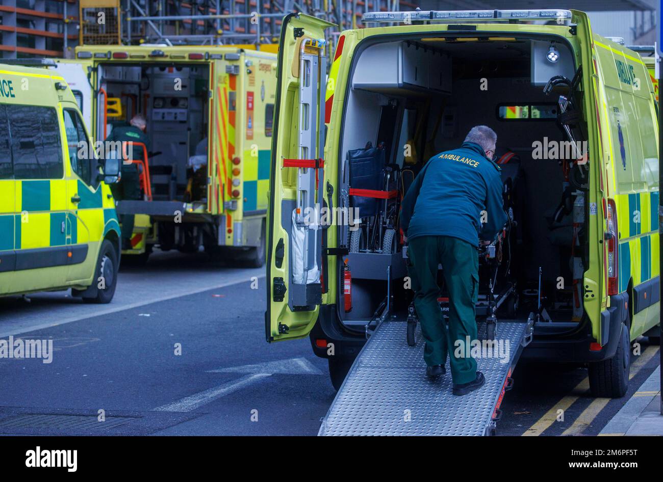 London, UK 5 Jan 2023 Ambulanzmitarbeiter im Royal London Hospital in Whitechapel, London. Der Druck auf den NHS ist unerträglich und nicht nachhaltig, so die British Medical Association (BMA), die Ärzte vertritt. Der Vorsitzende des BMA-rates, Professor Phil Banfield, hat die Regierung aufgefordert, sich zu engagieren und unverzüglich Maßnahmen zur Lösung der Krise zu ergreifen. Krankenhäuser stehen vor steigenden Anforderungen, die nach Ansicht von Experten teilweise von Winterkrankheiten wie Grippe und Covid angetrieben werden. Die Regierung sagte, sie habe den Druck erkannt, dem der NHS ausgesetzt war. Kredit: Mark Thomas/Alamy Live News Stockfoto