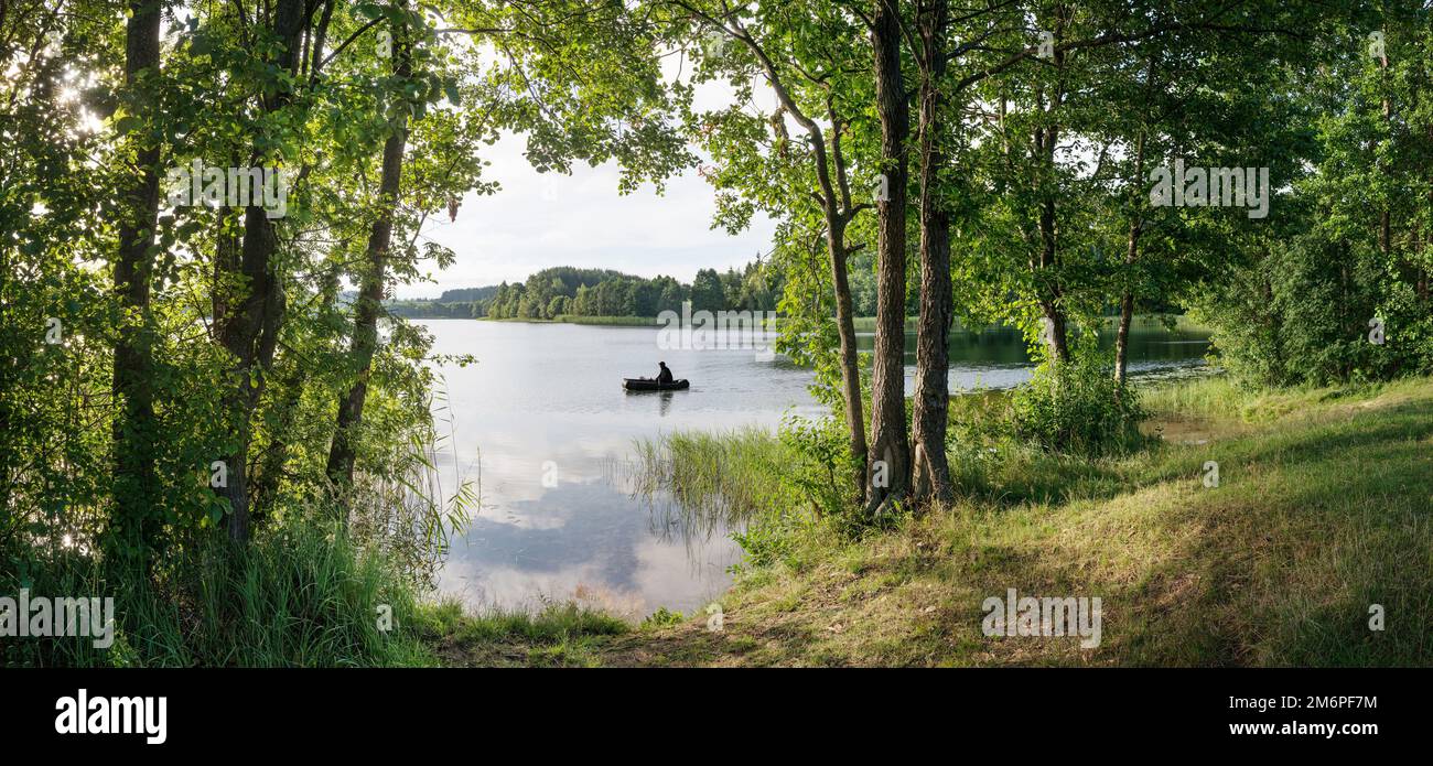 Ruhige Landschaft mit See Stockfoto