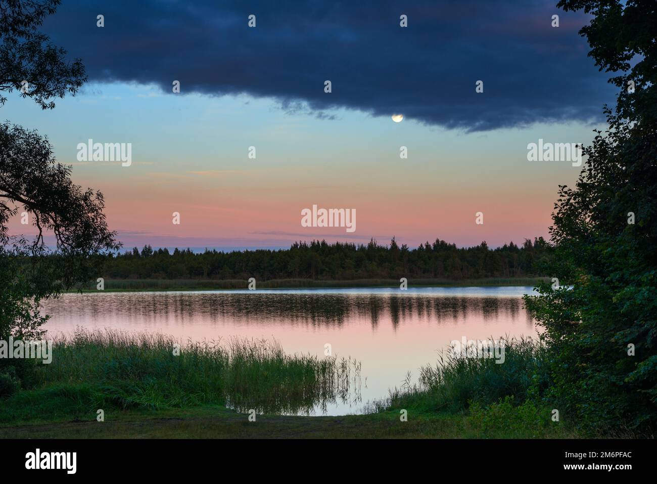 Ruhige Landschaft mit einem See am Abend Stockfoto