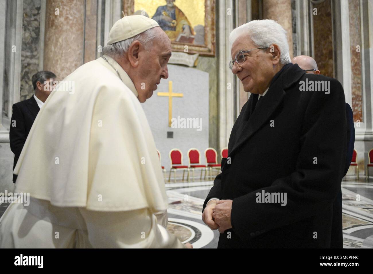 Papst Franziskus begrüßt den italienischen Präsidenten Sergio Mattarella, bevor er am 5. Januar 2023 im Vatikan die Trauermesse für Papst Emeritus Benedict XVI feiert. Foto: (EV) Vatikan Media/ABACAPRESS.COM Stockfoto