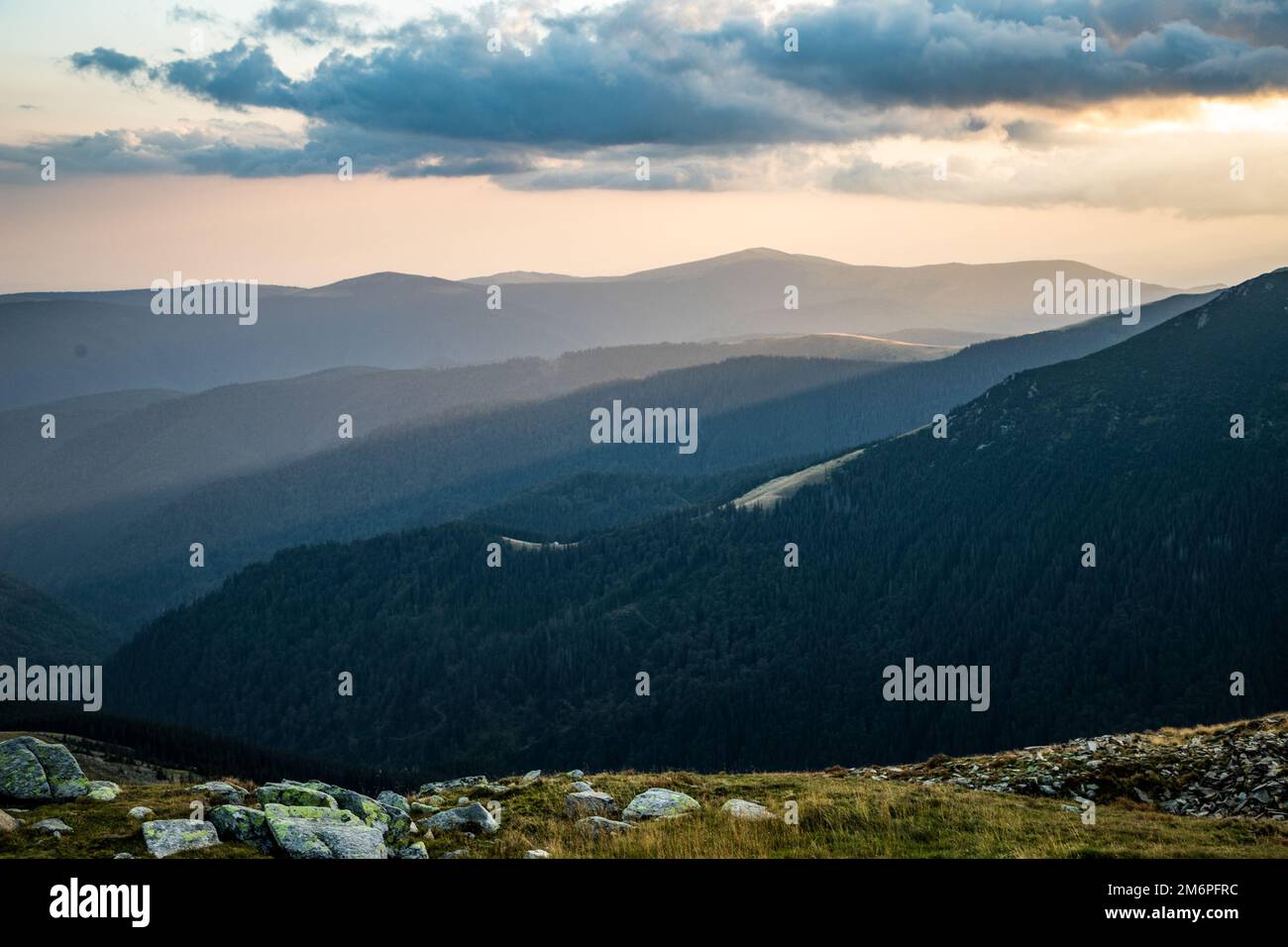 Atemberaubende Landschaft in den Bergen von Parang Transalpina Stockfoto