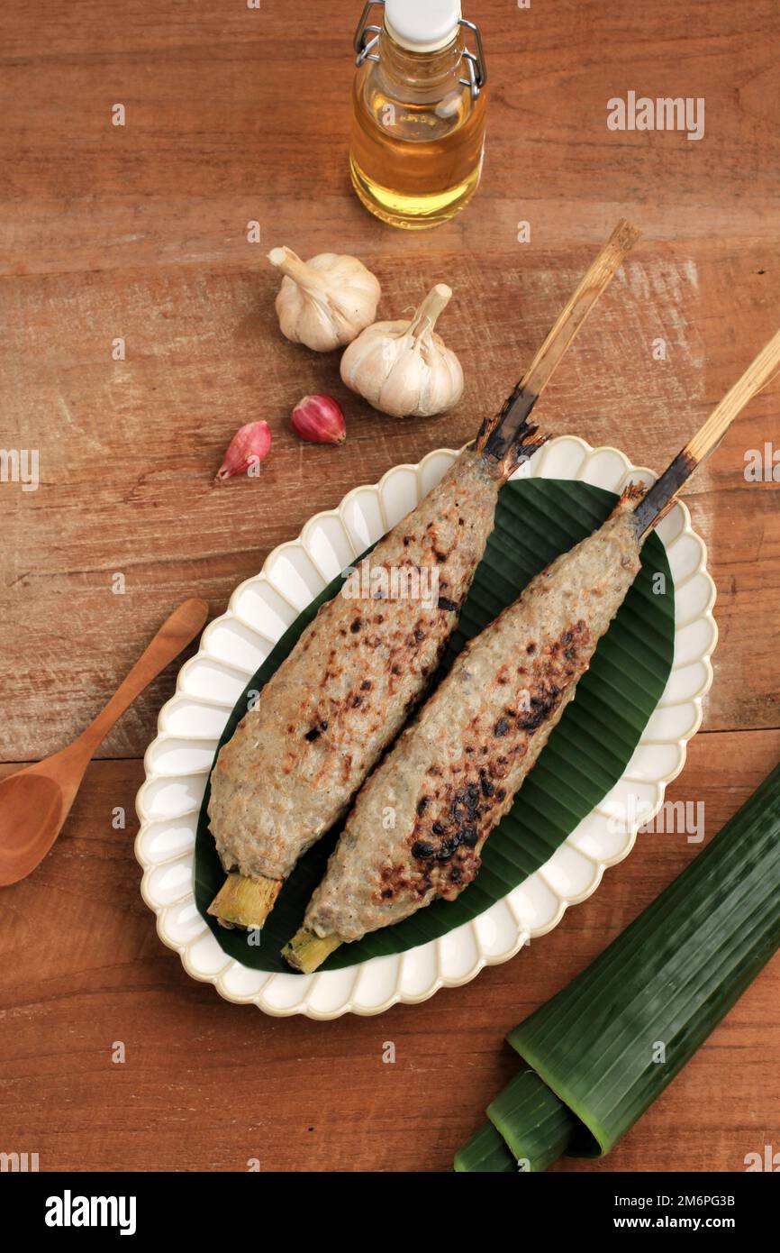 Sate Bandeng, traditionelle Küche aus Banten, Indonesien. Sate Bandeng wird aus entbeintem Milchfisch gemischt mit Kokosmilch, geriebener Kokosnuss und Gewürzen hergestellt Stockfoto