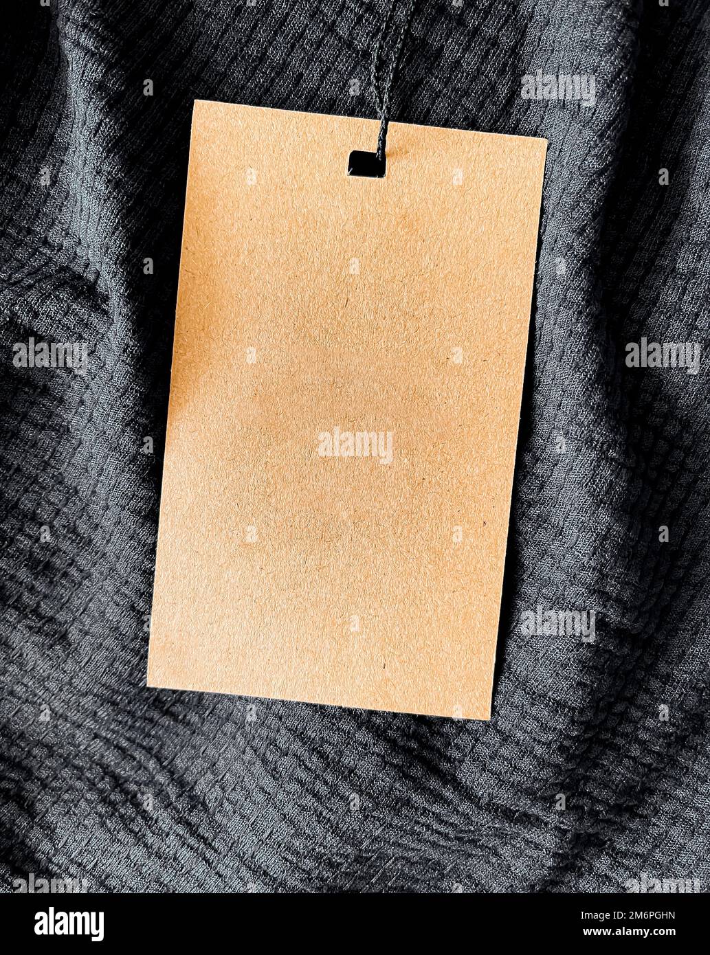 Unbeschriftete Art und Weiseetikett, Verkaufspreiskarte auf luxuriösem Stoff-Hintergrund, Shopping und Einzelhandel Stockfoto