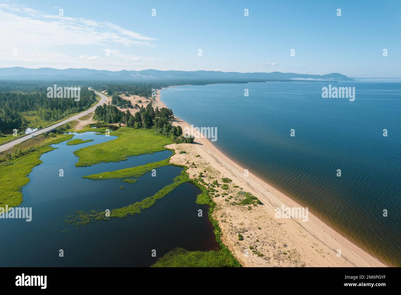 Die Sommerbilder des Baikalsees sind ein Riftsee im Süden Sibiriens, Russland. Baikalsee Sommer Landschaft Blick. Drohnen Stockfoto