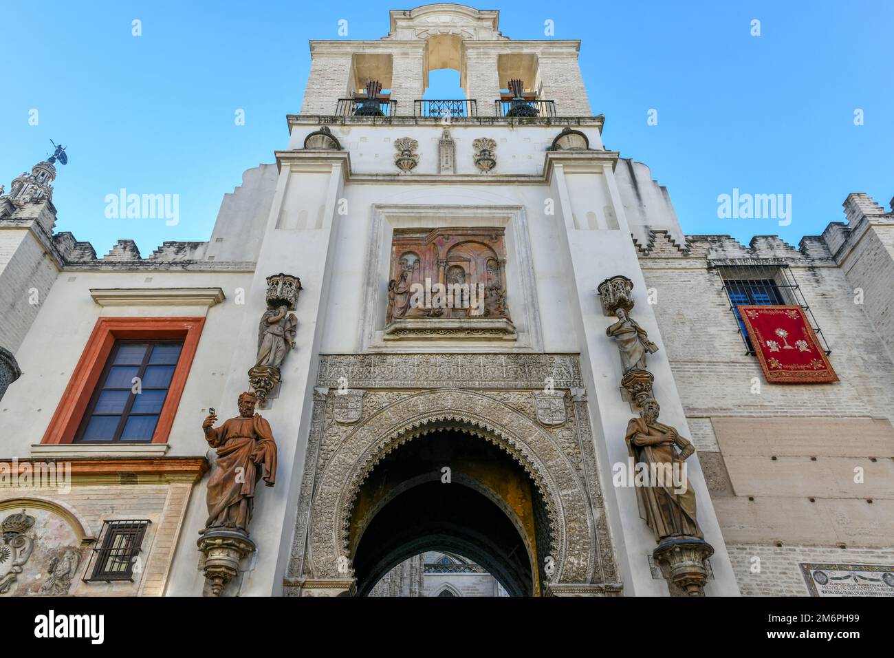 Weitwinkelblick auf das Portal el Perdon oder die Tür der Vergebung der Kathedrale von Sevilla Stockfoto