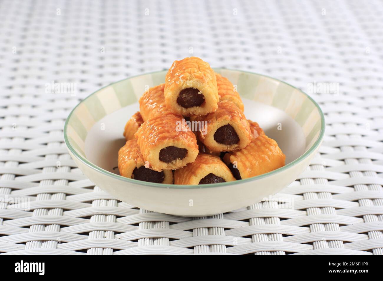Nahaufnahme von Nastar Gulung, Special Rolled Pineapple Tart Popular Baked for IED Mubarak oder Idul Fitri. Lieblingskekse Lebaran Stockfoto