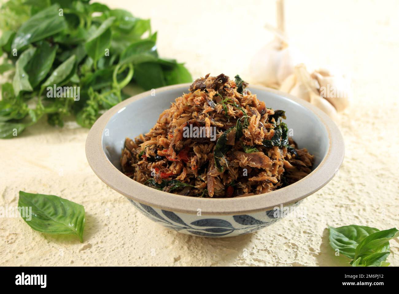 Pampis Tongkol, Manado traditionelles Menü mit scharfem Fisch mit süßem Basil Kemangi Stockfoto