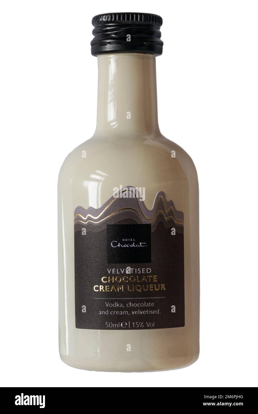 Das Hotel Chocolat hat Schokoladencreme-Likör mit Samt - Wodka, Schokolade und Sahne, Samt aus der Auswahl des Hotel Chocolat Premium Cracker auf Weiß Stockfoto