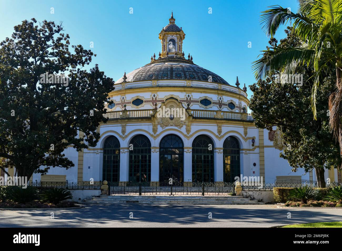 Sevilla, Spanien - 7. Dezember 2021: Lope the Vega Theater (Teatro Lope de Vega) und Ausstellungscasino nahe Parque de Maria Luisa in Sevilla, Spanien. Stockfoto