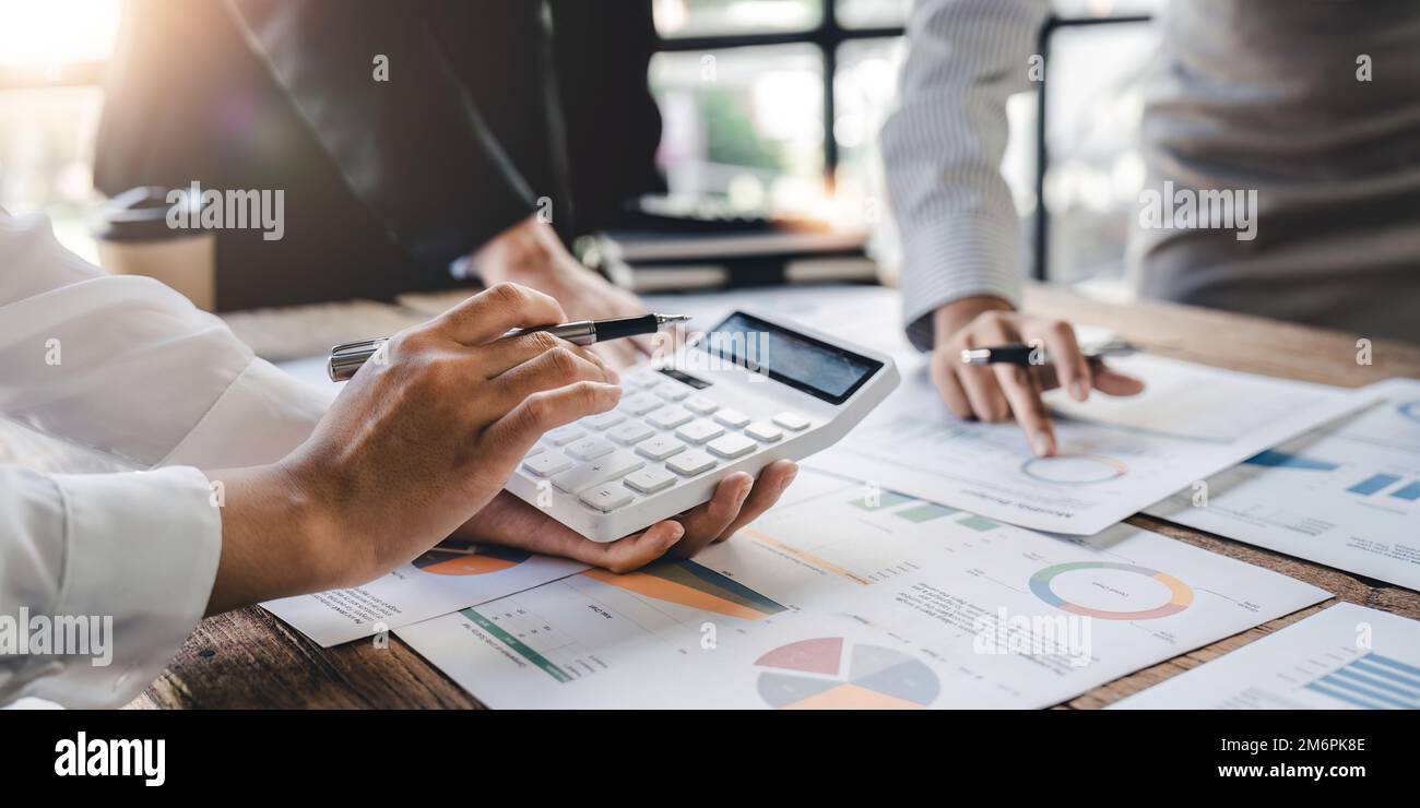 Geschäftsfrau oder Buchhalterin, die finanzielle Investitionen in Kalkulator, berechnen, analysieren Geschäft und Marketing-Wachstum auf Finanzdokumenten-Daten Stockfoto