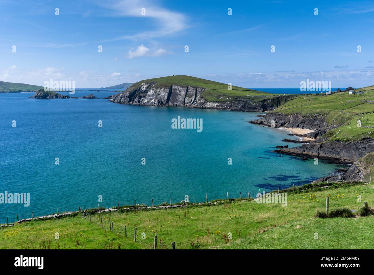 Landschaftsblick auf das türkisfarbene Wasser und den goldenen Sandstrand am Slea Head auf der Dingle-Halbinsel Stockfoto