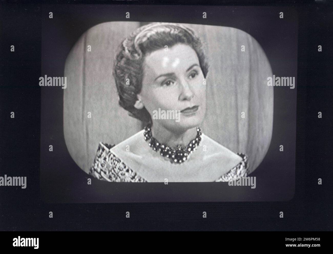 1950er, historisch, Lady Isobel Barnett im BBC-Fernsehen. Eine qualifizierte Ärztin, ihr Auftritt als Panelmitglied in der fernsehsendung, Was ist meine Meinung? Sie wurde zu einer beliebten Figur, die auf der Leinwand als elegant, witzig und aristokratisch auftrat, obwohl ihr Titel tatsächlich aus der Ritterschaft ihres Mannes stammte. Sie war so beliebt, dass sie 1956 zur TV-Persönlichkeit gewählt wurde. Stockfoto
