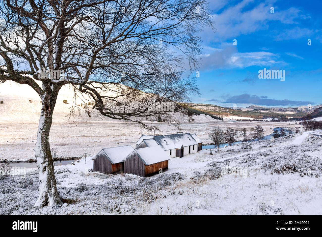 Braemar Scotland Linn von Dee Winter und schneebedecktes Haus und glen Stockfoto