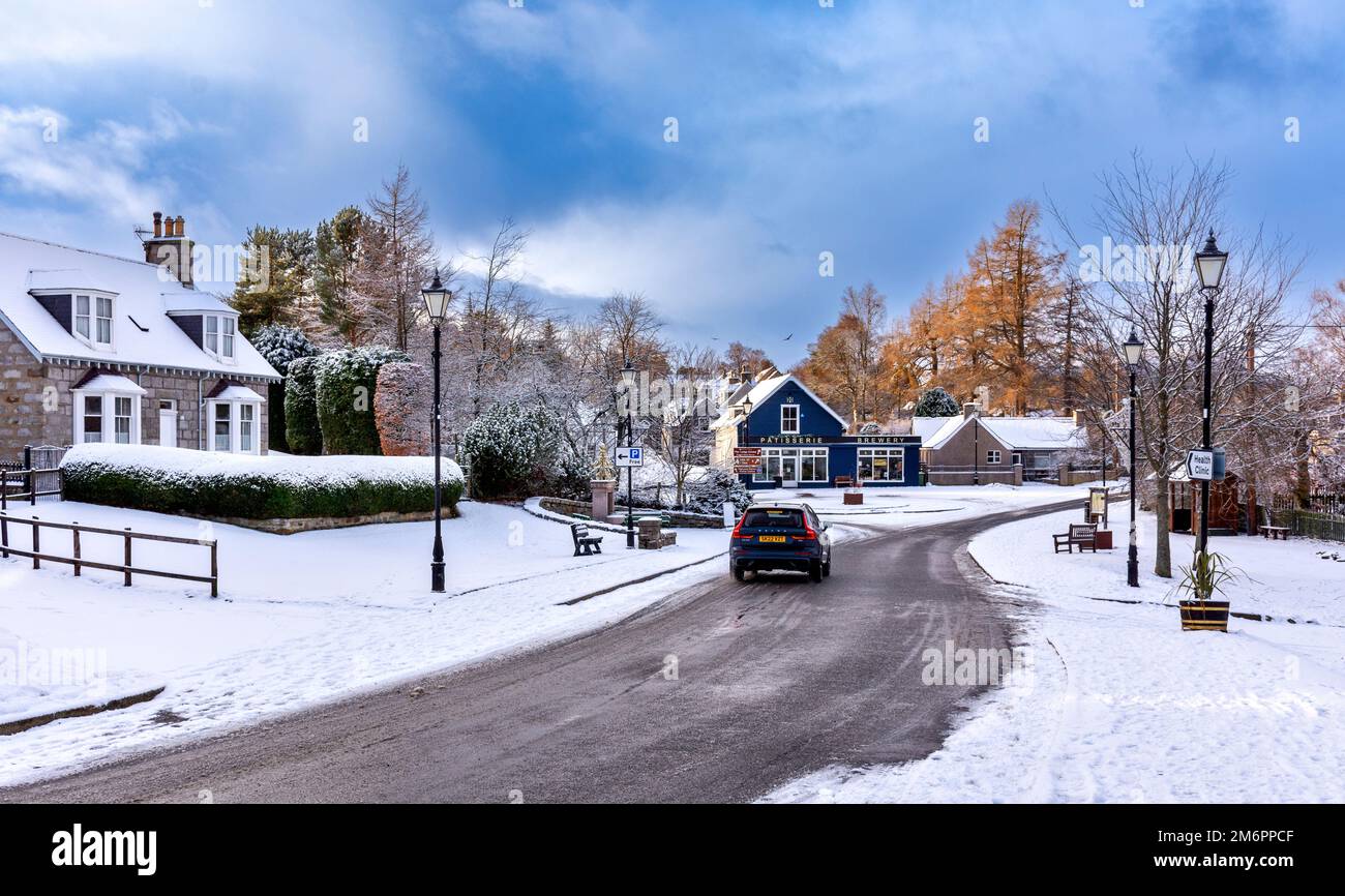 Braemar Schottland Winter und Schnee die Mar Straße führt durch das Dorf Stockfoto